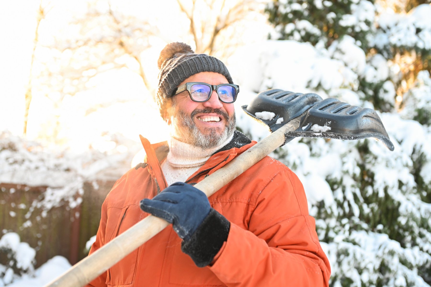 Person mit Schneeschaufel im Winter